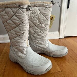 Ugg Snowpeak Boots - White, size 9